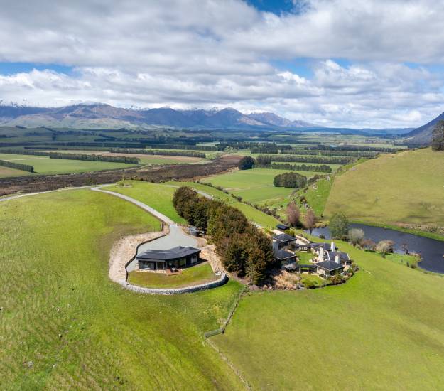 Cabot Lodge | The Villa | Family Stay | Near Doubtful Sound | Fiordland Luxury Hotel | Private | Farmstay