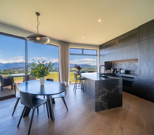 Manapouri | Villa Dining | Private Hotel | Luxury Hotel Fiordland | Hotel Near Te Anau | Hotel Manapouri | Cabot Lodge