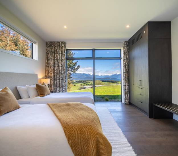 Hotel with Family | Mountain View | Villa Cabot Lodge | Luxury Accommodation | Fiordland New Zealand | Best Hotels NZ |