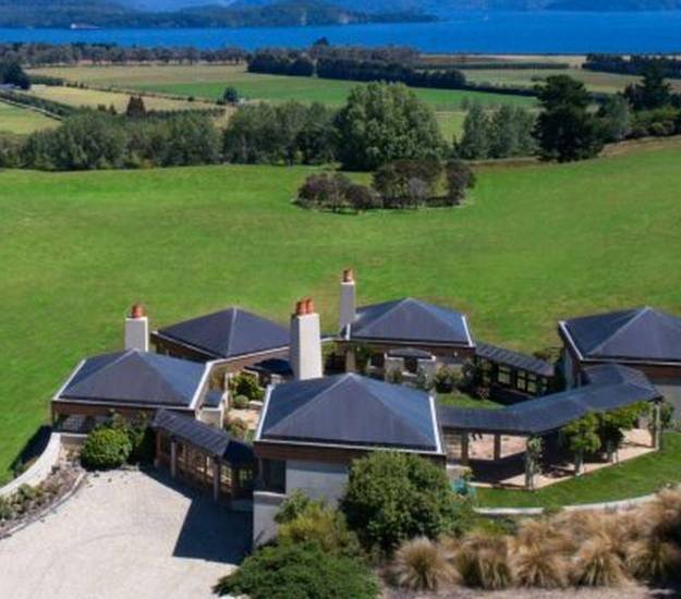 Cabot Lodge | All-inclusive package | Best family friendly location Te Anau | Private lodge | Exclusive lodge | Luxury farmstay