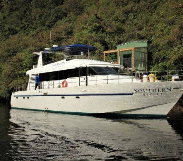 Overnight Doubtful Sound | Overnight luxury cruise | Best way to see Doubtful Sound | All-inclusive Doubtful Sound package | Luxury stay Te Anau